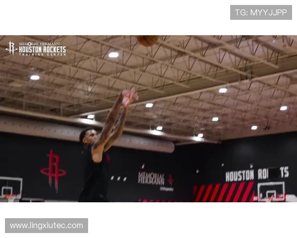 火箭替补控卫季前赛首秀表现混乱遭队友压制引发关注