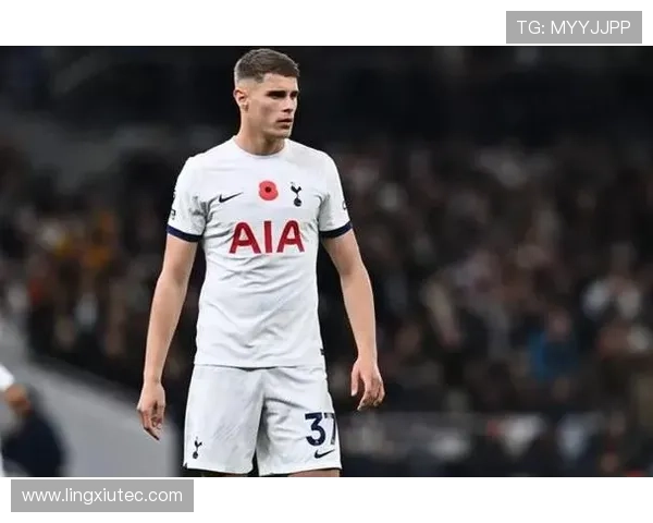 热刺官方宣布范德芬荣膺最佳中卫展现攻防兼备实力荣耀加冕